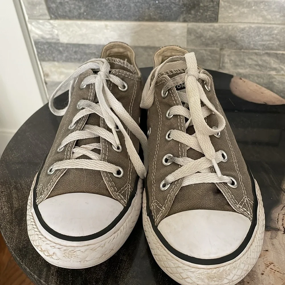 CONVERSE CHUCK TAYLORS YOUTH SIZE 2
